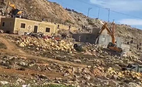 أثناء هدم قوات الاحتلال لمنزلين في الخليل