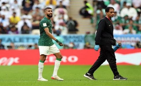 أثناء خروج اللاعب سلمان الفرج من الملعب بعد تعرضه للإصابة.