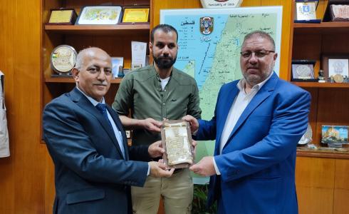 بلدية غزة تكرم المبادر "المشهراوي" تقديراً لدوره في تجميل منطقته