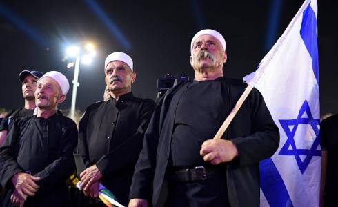 أفراد من الطائفة الدرزية يرفعون العلم الإسرائيلي