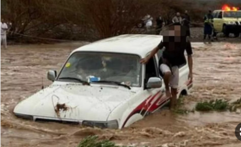 غرق مركبة سعودية في سيل شعيب