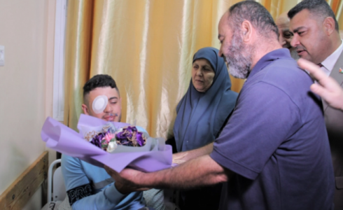 زراعة قرنية لشخص من قطاع غزة