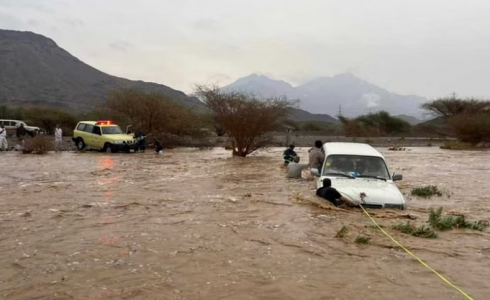 غرق السيارات بسبب الأمطار الغزيرة في السعودية