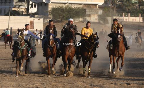 شُبّان يستعرضون صابية الخيل في خانيونس جنوب قطاع غزة