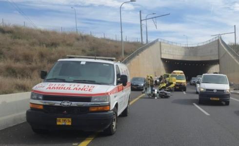 من مكان حادث السير الذي أدى إلى وفاة سائق دراجة نارية في تل أبيب