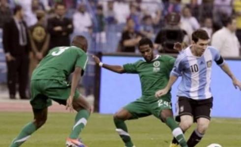 ليونيل ميسي نجم منتخب الارجنتين ضد لاعبي منتخب السعودية
