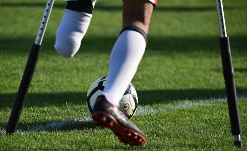 لاعب مبتور الساق يسجل هدفاً عالمياً.