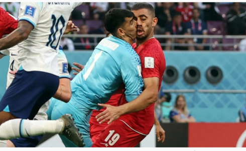 إصابة حارس المنتخب الإيراني في مباراته أمام المنتخب الإنجليزي بكأس العالم 2022