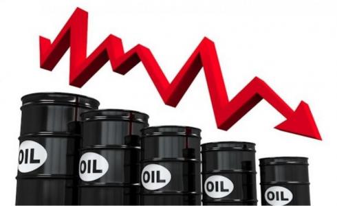 بعد ارتفاع الدولار.. أسعار النفط تنخفض بعد ارتفاعها أمس