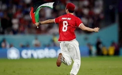 مشجع تونسي يرفع العلم الفلسطيني