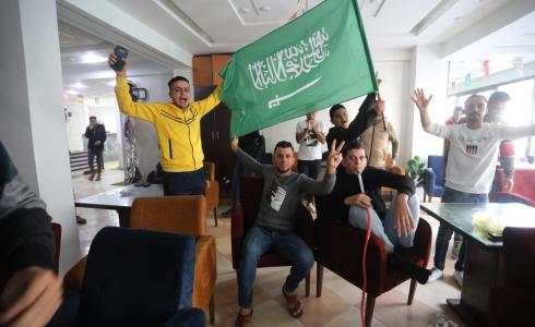 فلسطينيون يحتفلون بفوز المنتخب السعودي