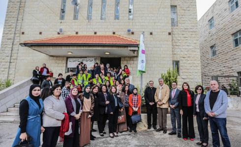 بلدية رام الله ترفع علم مدرسة صحية وصديقة للبيئة.