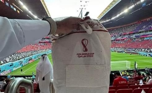 هدايا على مدرجات استاد البيت