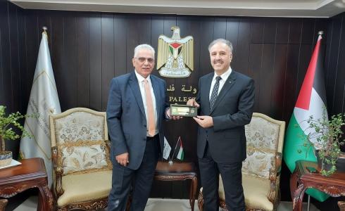 الوزير أحمد عساف برفقة وزير سلطة المياه مازن غنيم