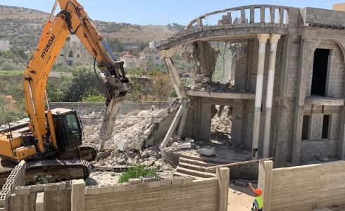 جرافة الاحتلال تهدم منزل