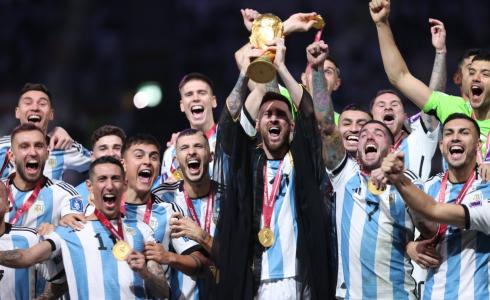 ميسي يحتفل بلقب كأس العالم 2022.