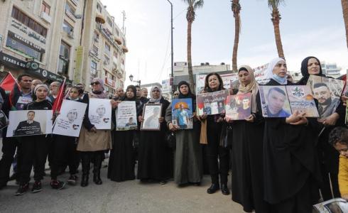 جانب من وقفة في رام الله للمطالبة باسترداد جثامين الشهداء المحتجزة