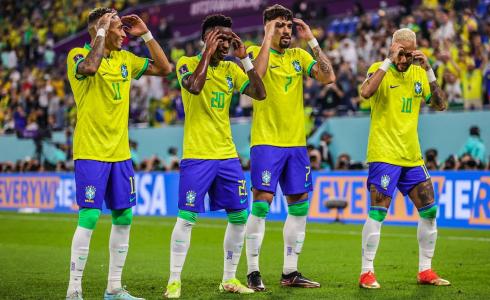 فرحة لاعبي منتخب البرازيل بعد تسجيل هدف في شباك كوريا الجنوبية