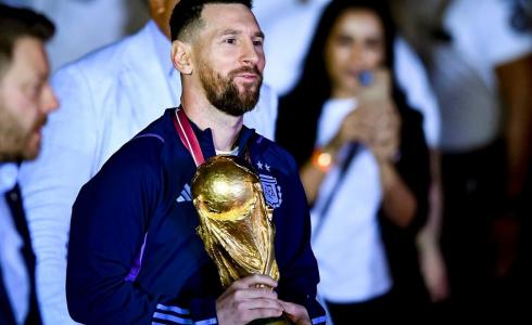 ميسي يتوج بكأس العالم 2022
