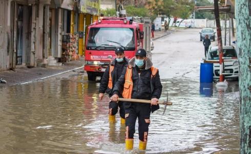 الدفاع المدني في غزة خلال مهمات في المنخفضات الجوية
