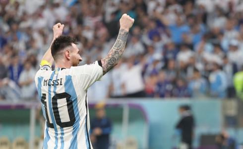 نجم الأرجنتين ليونيل ميسي يحتفل بالتاهل لنهائي كأس العالم 2022