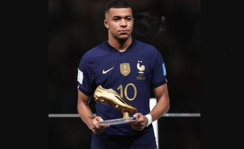 كليان مبابي يتسلم الحذاء الذهبي