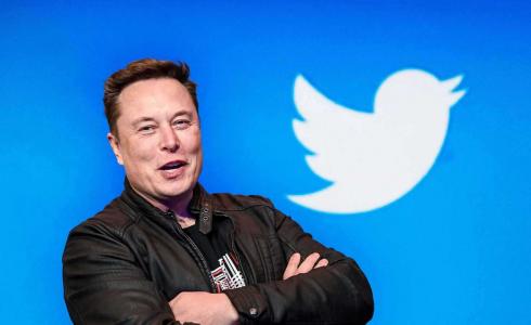 حائز على جائزة نوبل يوجه انتقادات لإيلون ماسك