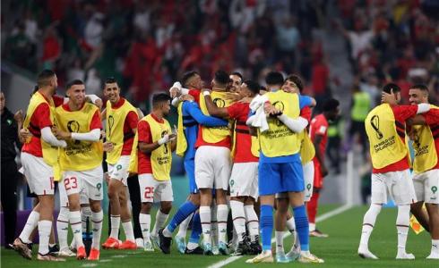 احتفال لاعبي المنتخب المغربي بتأهل للدور المقبل.