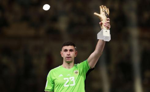 إيميلاينو مارتينيز يحمل القفاز الذهبي