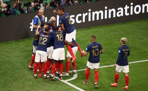 فرحة لاعبي منتخب فرنسا بعد احراز الهدف الثاني في شباك انجلترا