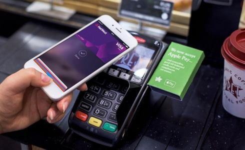 خدمة Apple Pay وهاتف محمول