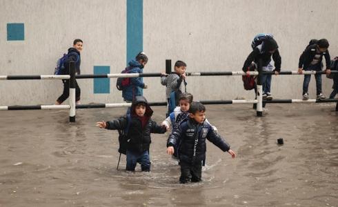 طلبة مدارس في غزة في ظل المنخفض الجوي - أرشيف