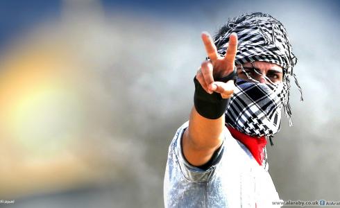 فلسطيني يرفع شارة النصر