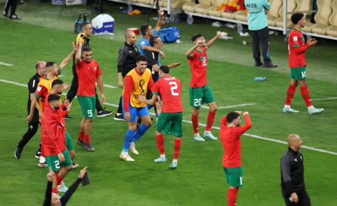 المنتخب المغربي يحتفل بالتأهل للدور المقبل بعد الفوز على البرتغال.