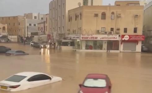 مياه الامطار تغرق شوارع مسقط في سلطنة عمان