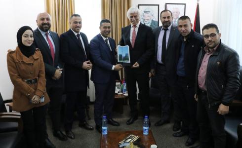 وزير التربية مع وفد شركة النبالي والفارس