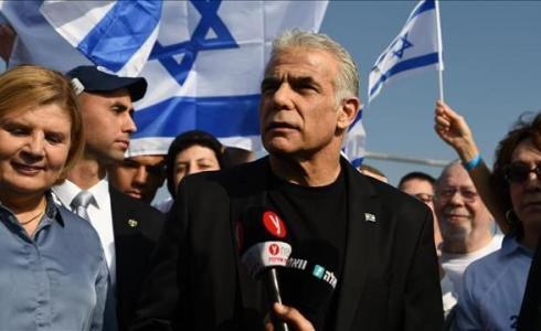 لابيد خلال مشاركته في مظاهرة ضد الحكومة المرتقبة برئاسة نتنياهو