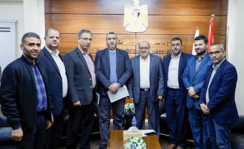 لقاء وقد من نقابة الموظفين في غزة مع رئيس متابعة العمل الحكومي عصام الدعليس