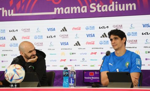 ياسين بونو حارس مرمى منتخب المغرب خلال مؤتمر صحفي