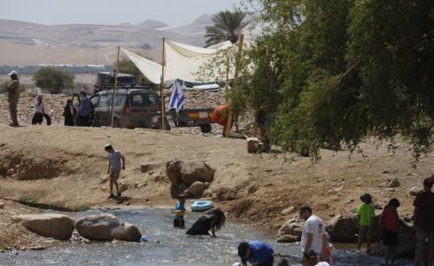 مئات المستوطنين يقتحمون نبع العوجا بأريحا
