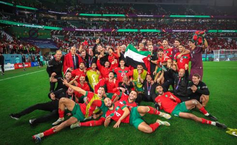 منتخب المغرب يحتفل بعد تأهله لنصف نهائي كأس العالم 2022