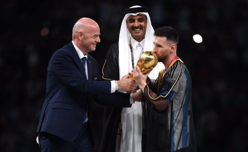 لحظة تتويج ميسي بكأس العالم 2022