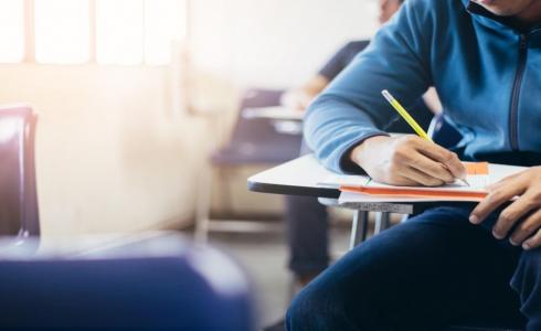 طالب يقدم امتحانات الثانوية العامة توجيهي في الأردن