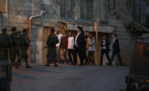 إصابة فتى في اعتداء للمستوطنين وسط مدينة الخليل