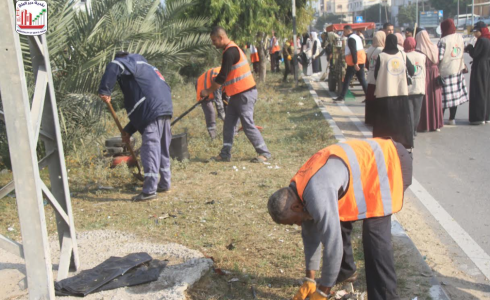 جانب من إطلاق بلدية دير البلح فعاليات حملة "بيدنا غزة جميلة"