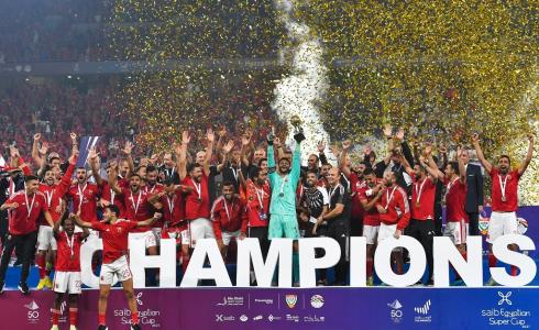 الاهلي يحتفل بلقب السوبر المصري.