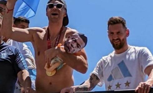 مارتينيز حاملا دمية على شكل مبابي