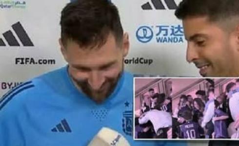 ميسي وهو يشاهد فرحة عائلته بهزيمة أستراليا
