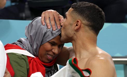 أشرف حكيمي ووالدته