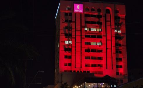 بنك فلسطين يُضئ مبنى مقره في غزة بألوان العلم المغربي